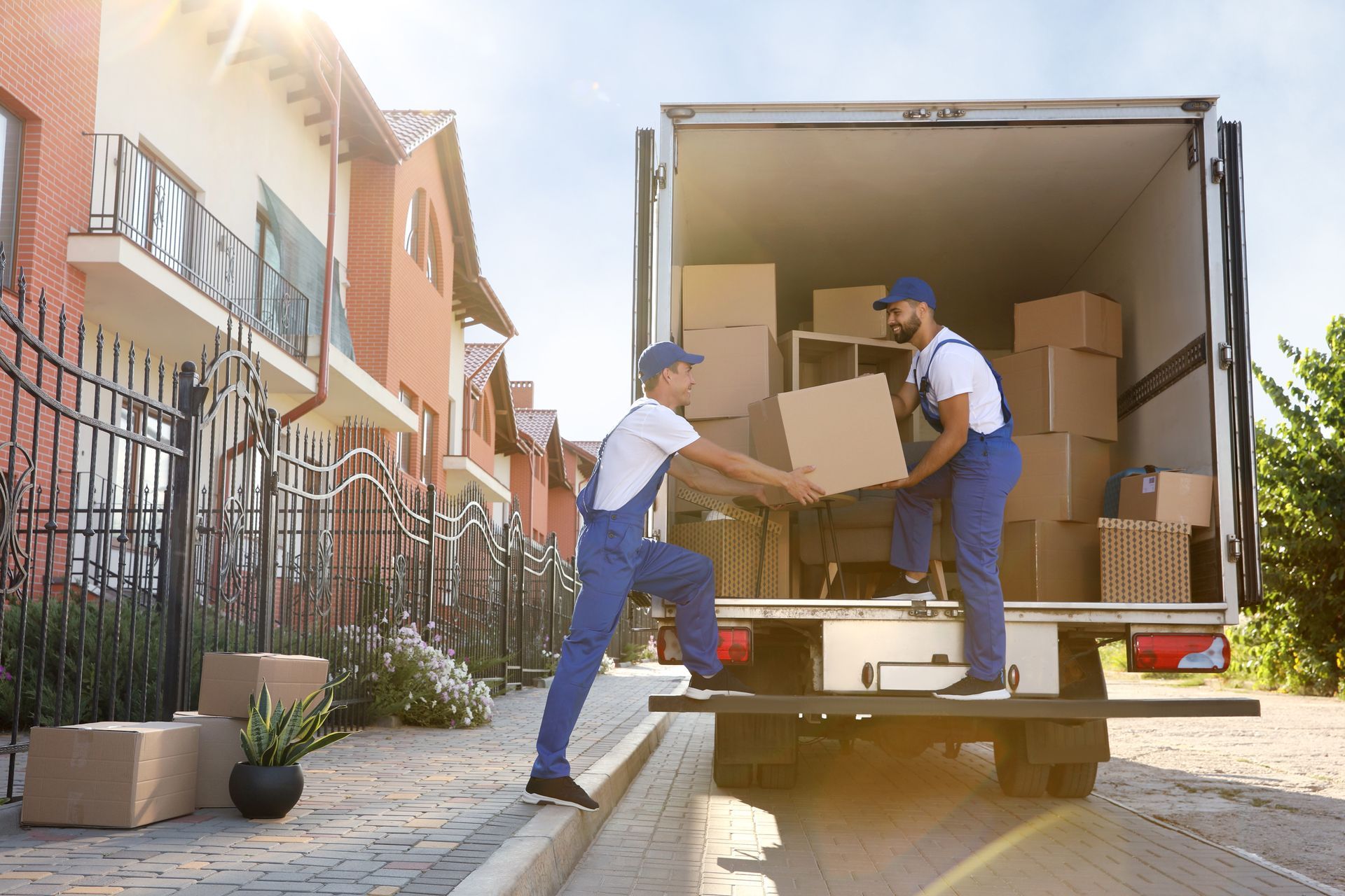 2 déménageurs qui montent des cartons dans un camion
