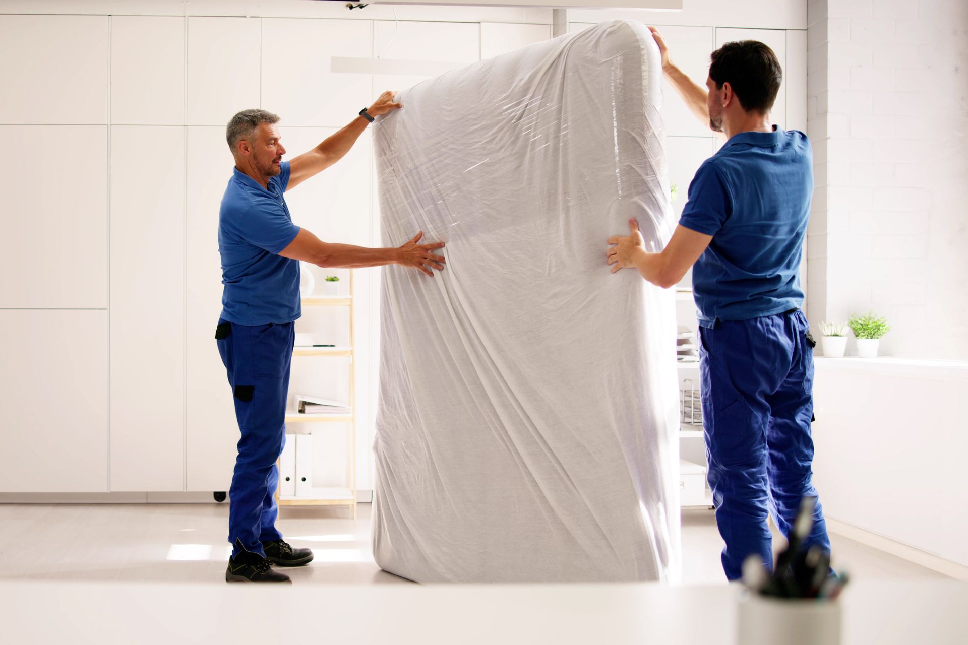 Deux déménageurs et un matelas