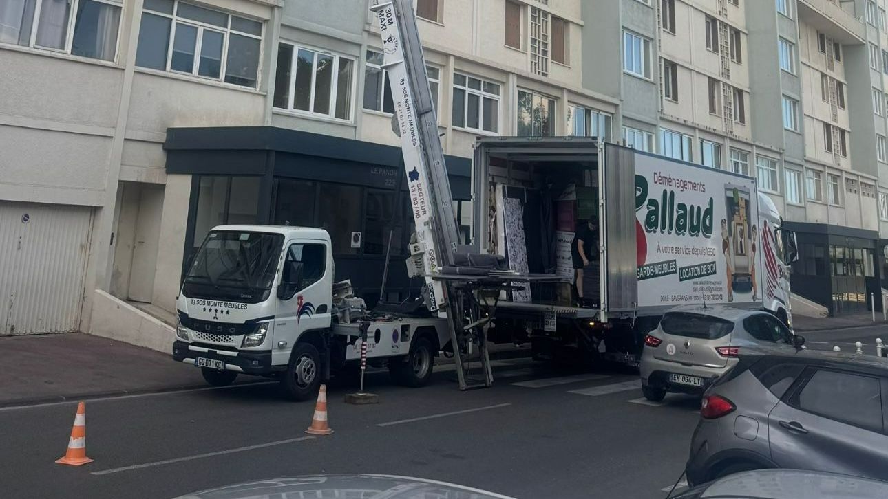 Camion de l'entreprise avec monte-meubles