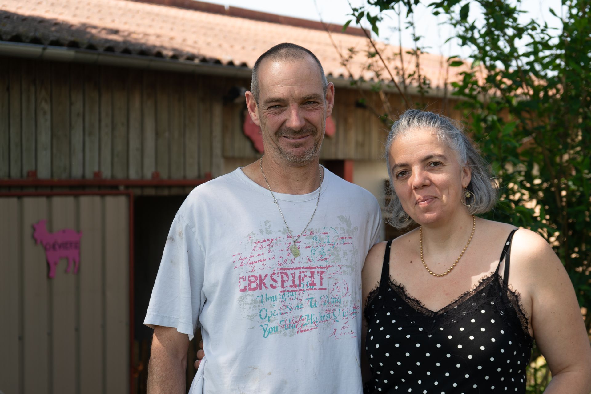Un homme et une femme à côté l'un de l'autre.