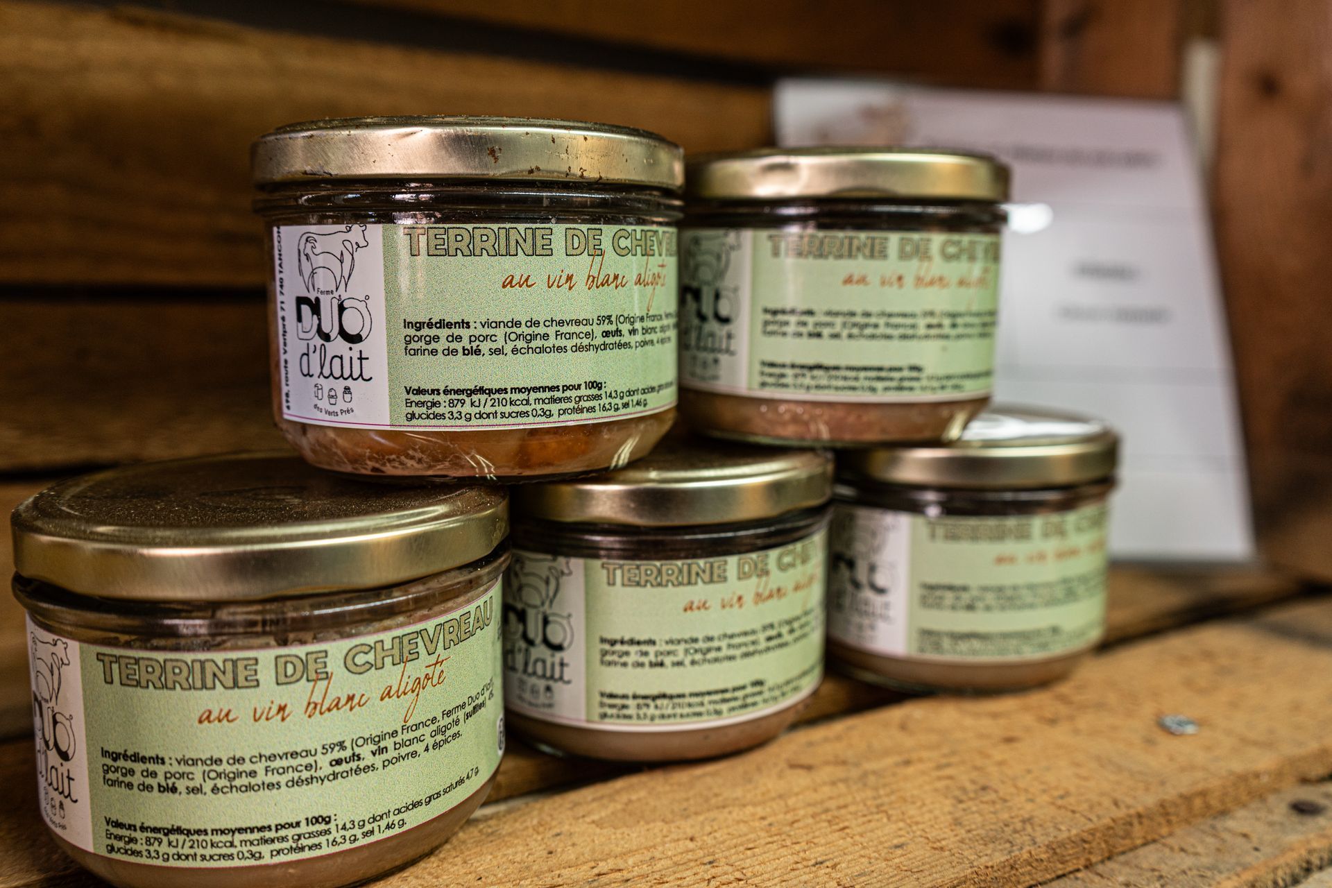 De bocaux de terrine de chèvre empilés.