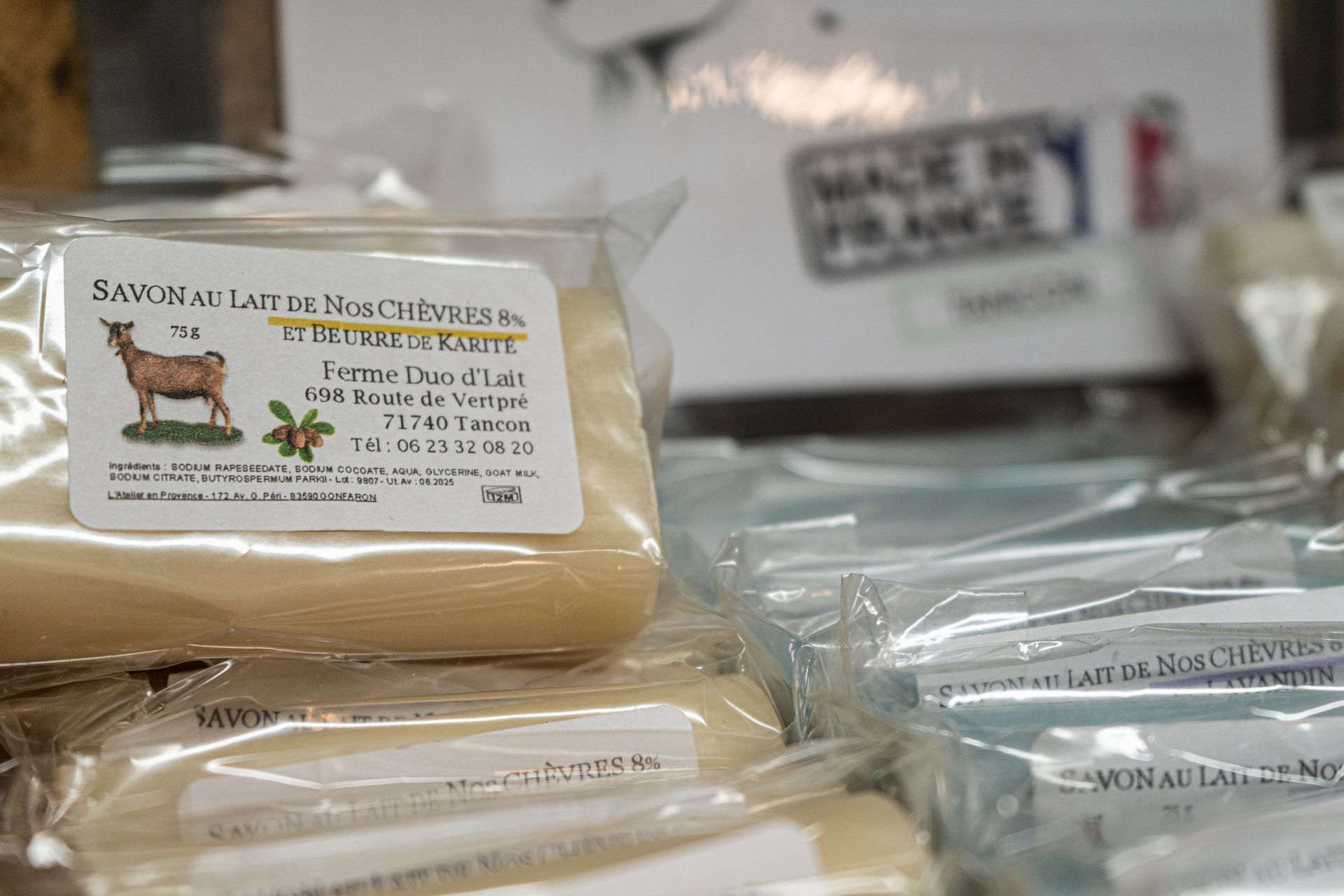 Des savons empilés, avec une étiquette dessus.