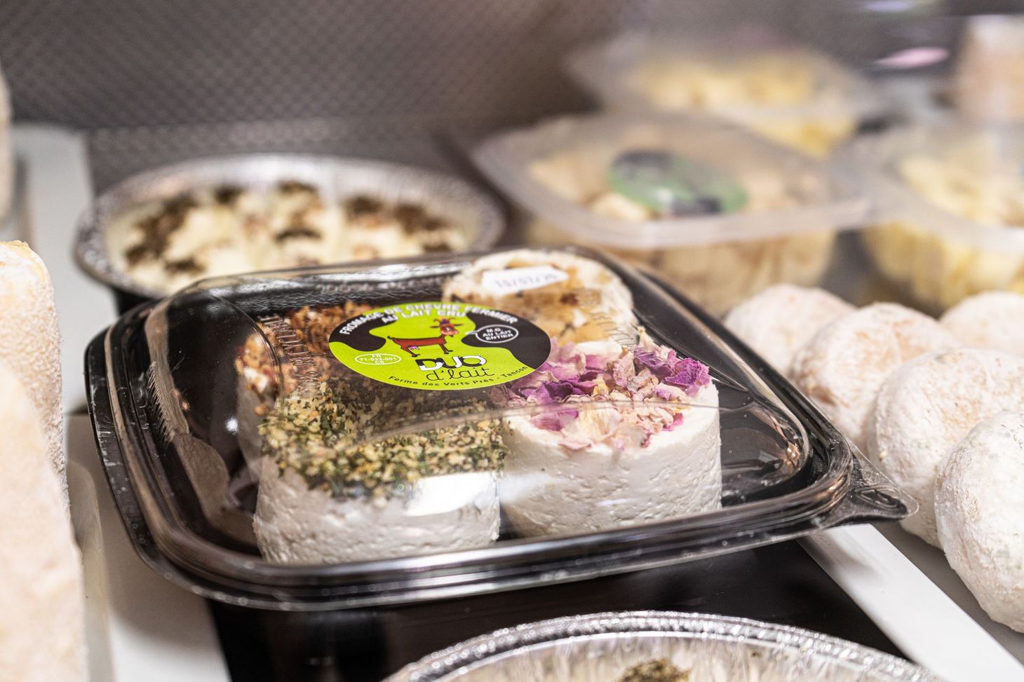 Des fromages dans une barquette.