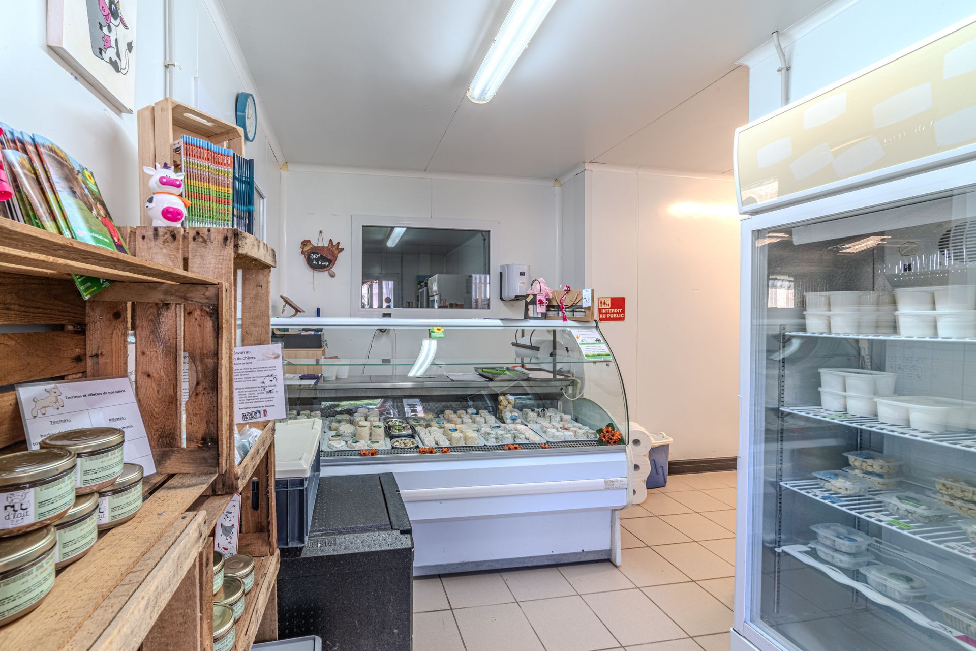 Un magasin avec des produits alimentaires.