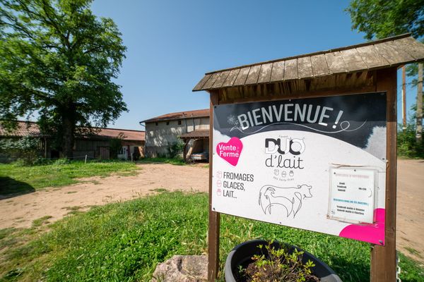 Le panneau d'entrée de la ferme.