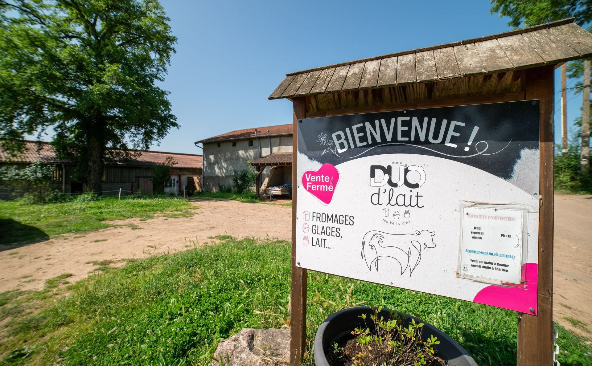 Un panneau de bienvenue à l'entrée de la ferme.