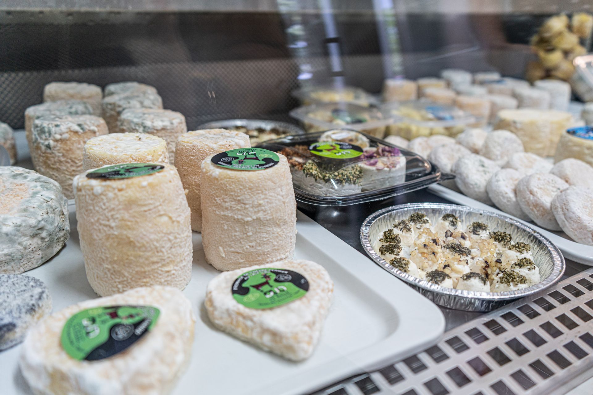 Des fromages exposés dans une vitrine.