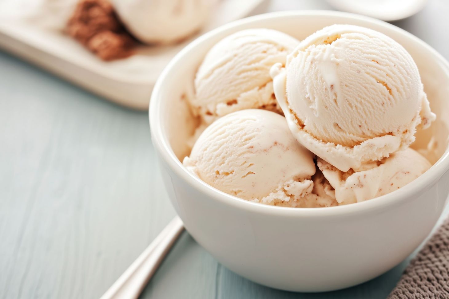 Des boules de glaces dans un bol.