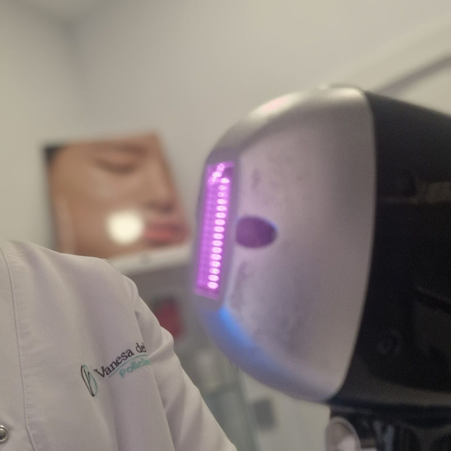 Una persona que lleva una bata de laboratorio blanca con la palabra Vanessa escrita en ella.