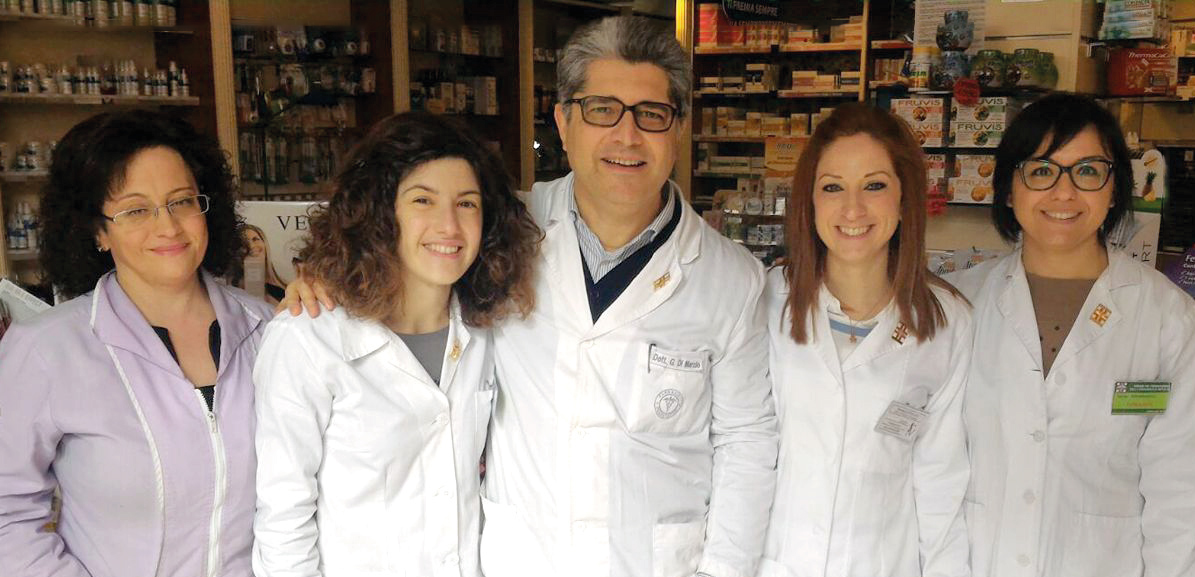 Staff della farmacia Vezzoso. 5 farmacisti davanti al banco
