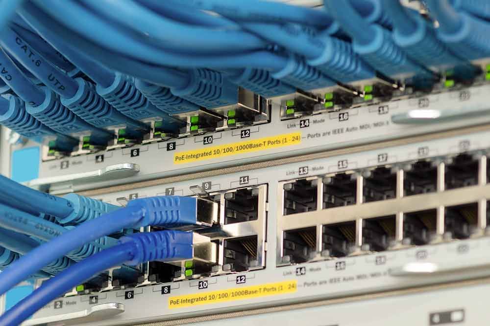 Ein Bündel blauer Kabel ist mit einem Server verbunden.