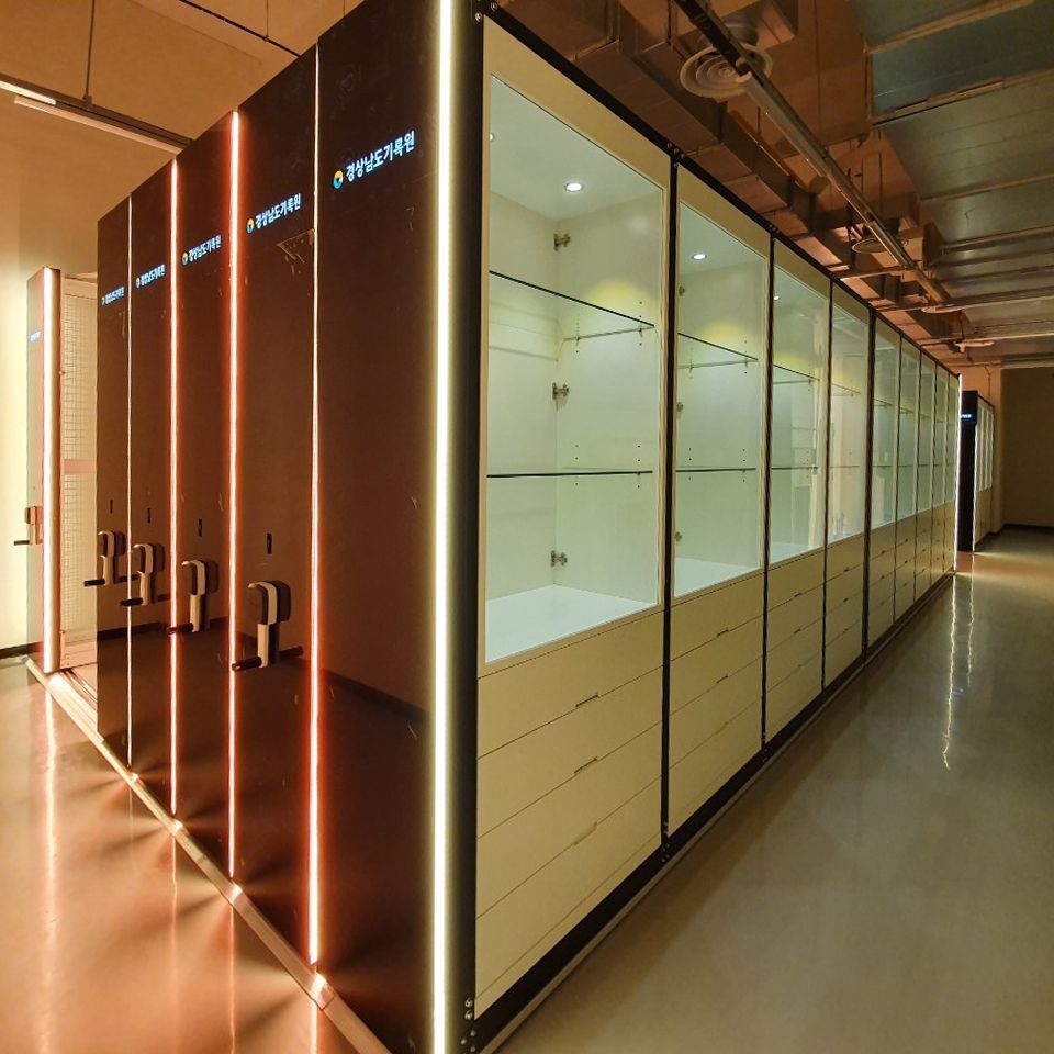 Museum storage solutions showcase unique collections and increase the overall visibility of your museum. حلول تخزين المتاحف على المجموعات الفريدة وتزيد من الرؤية العامة لمتحفك