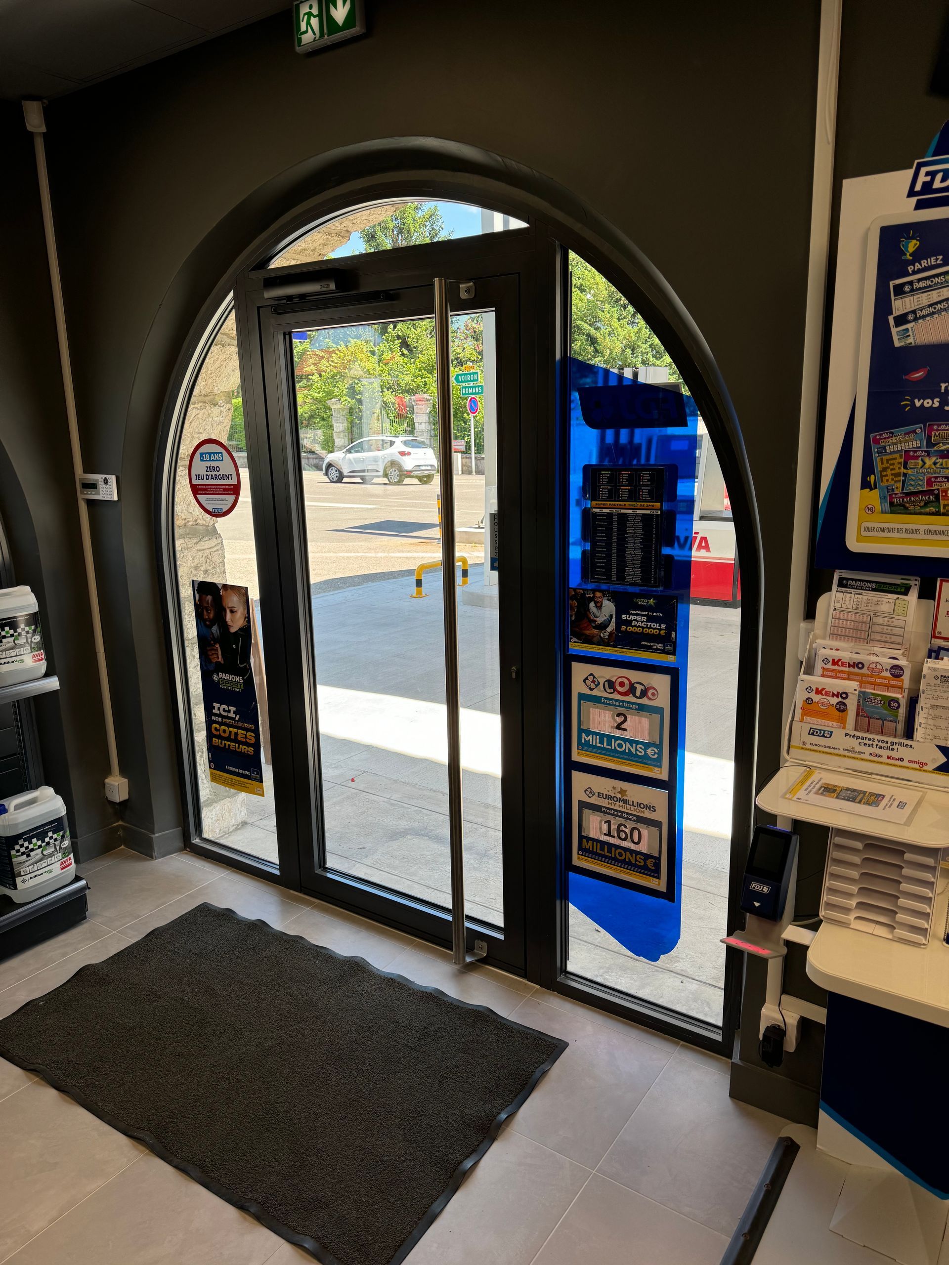 Porte-vitrine d'un commerce.