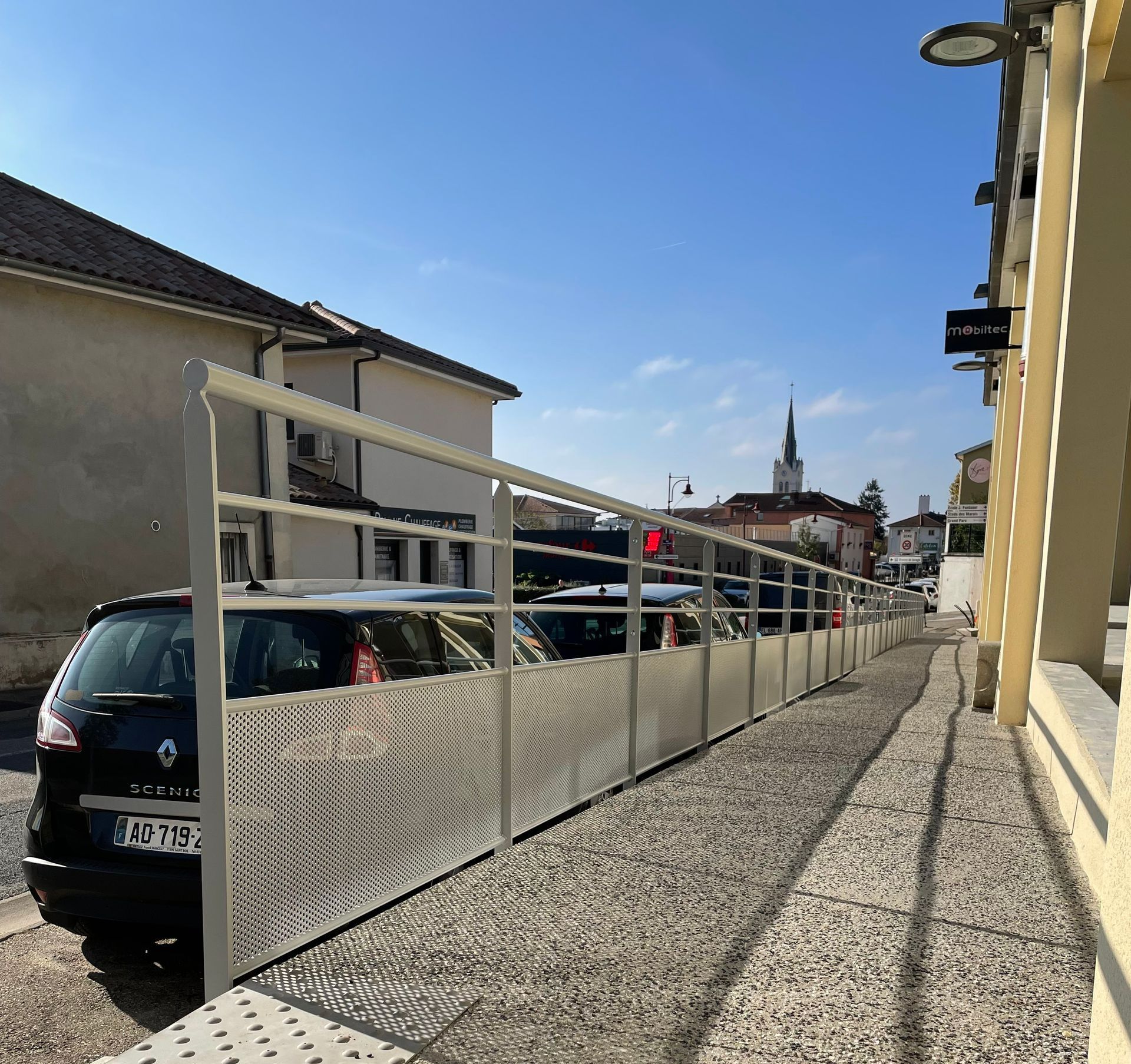 Un garde-corps dans une rue