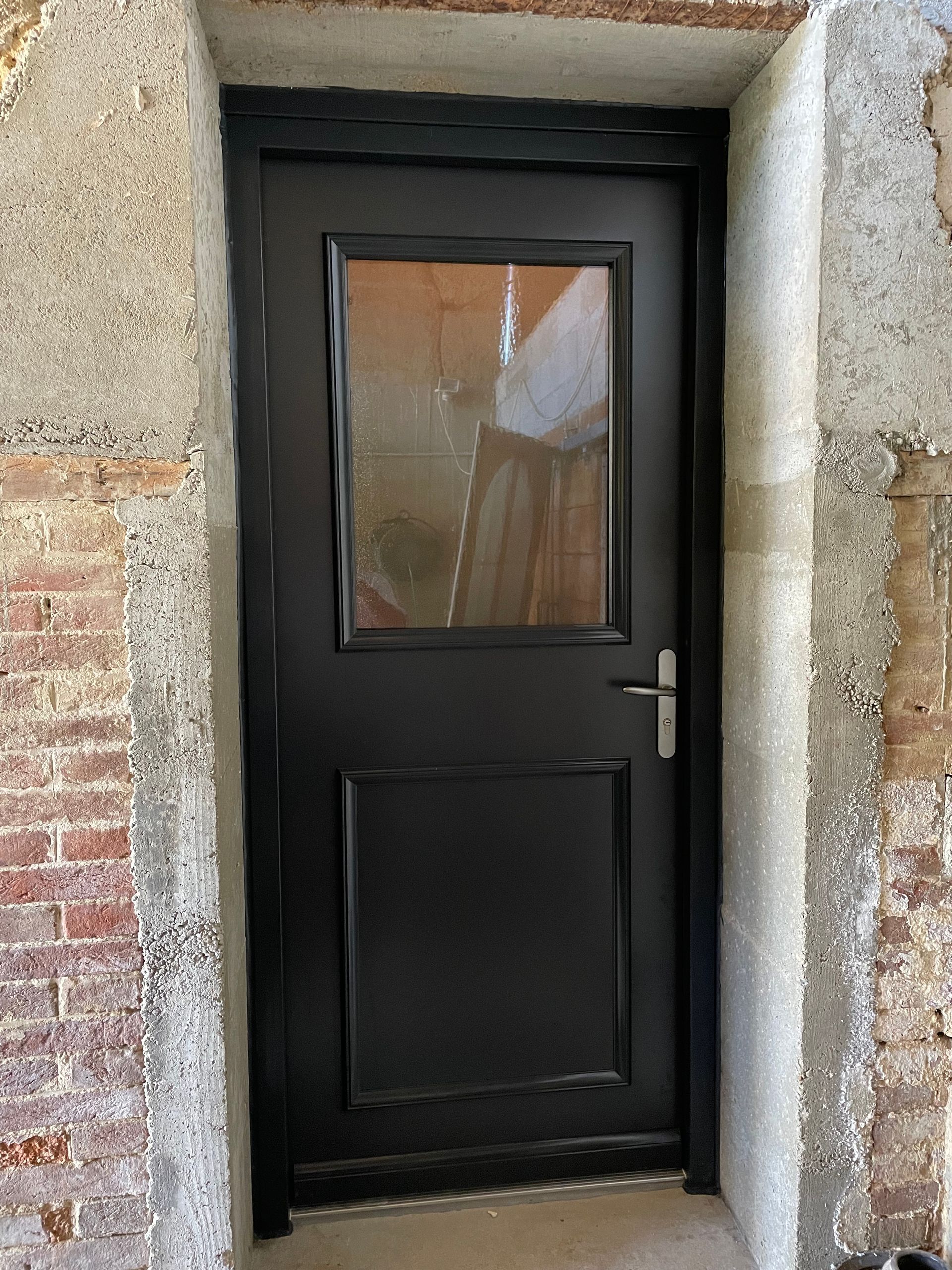 Porte d'entrée noire