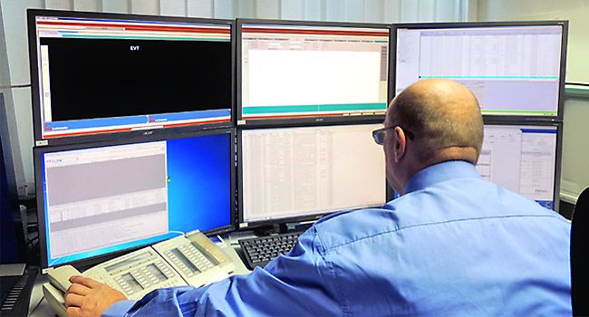 Wachmann vor Bildschirmen