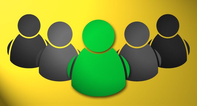 Zwei Männer vor einer Baustelle