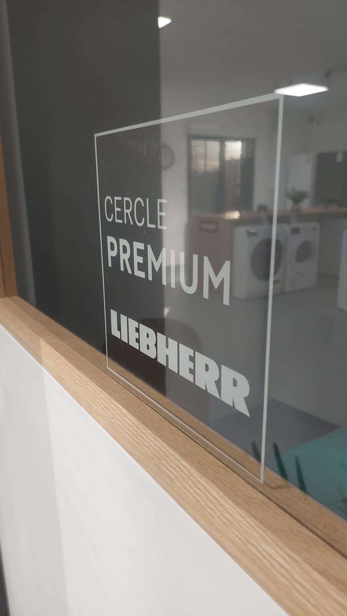 Panneau en verre transparent avec inscription gravée.