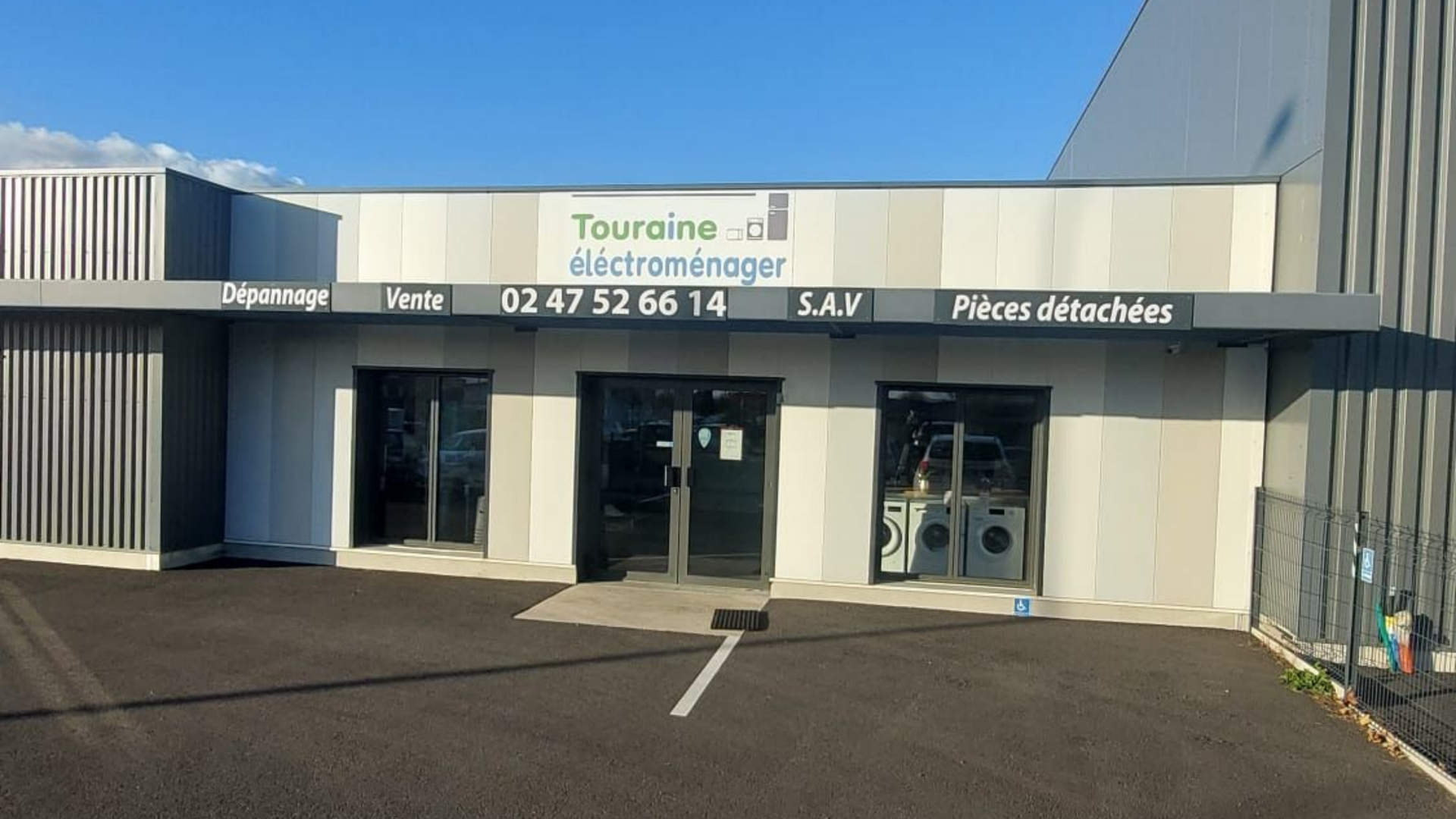 Extérieur du magasin de Touraine Électroménager avec en façade le numéro de téléphone.