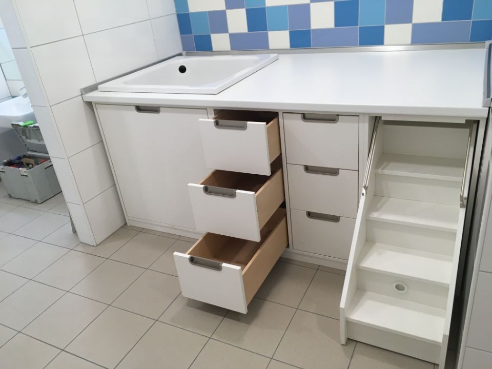 Schrankmodul mit Treppe in Weiß