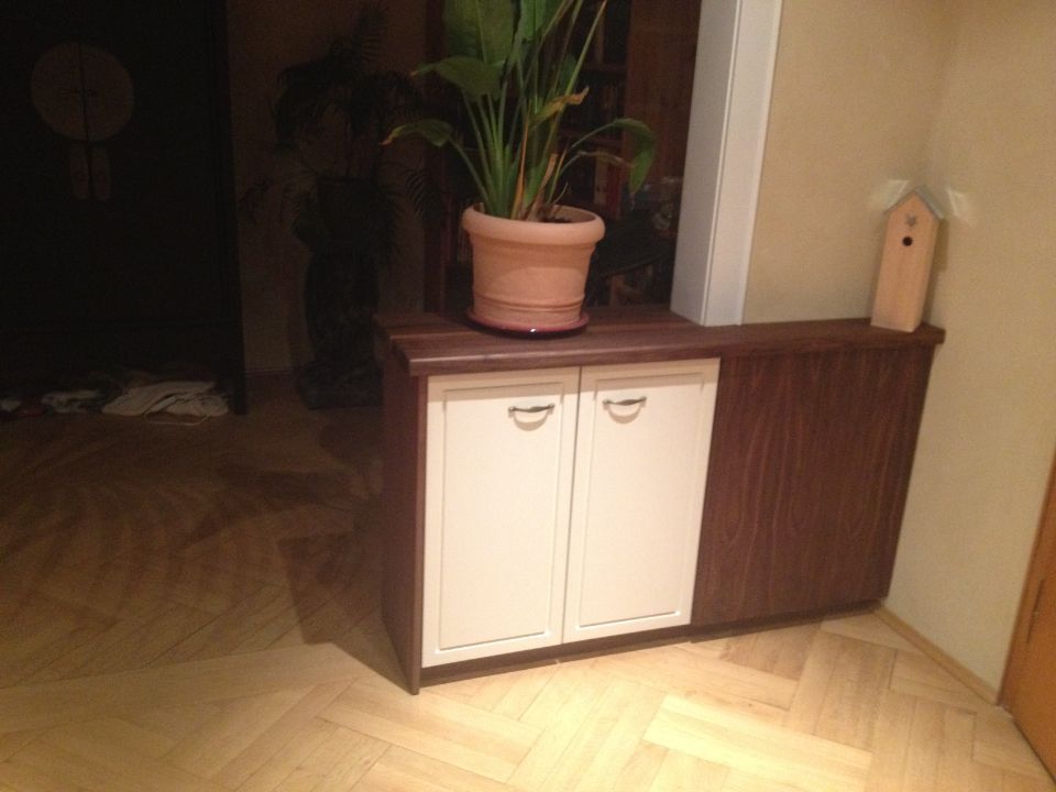 Kommode aus Holz mit einer Topfpflanze darauf