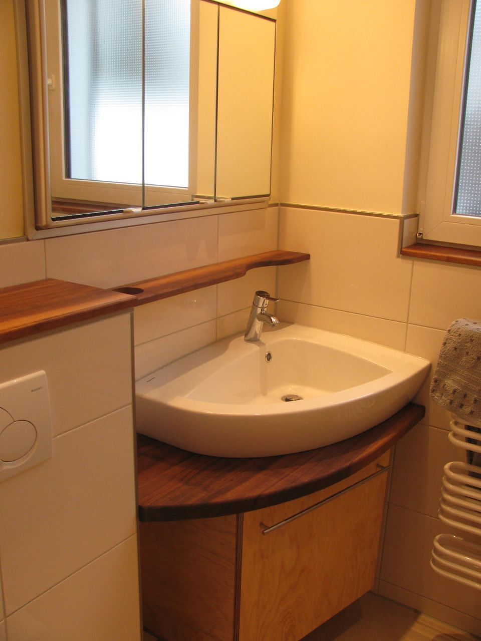 Unterschrank aus Holz für ein Waschbecken im Badezimmer
