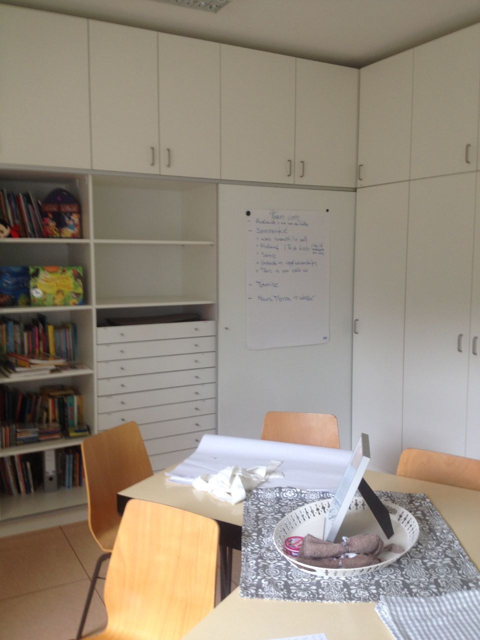 Weißer Einbauschrank in einem Büro