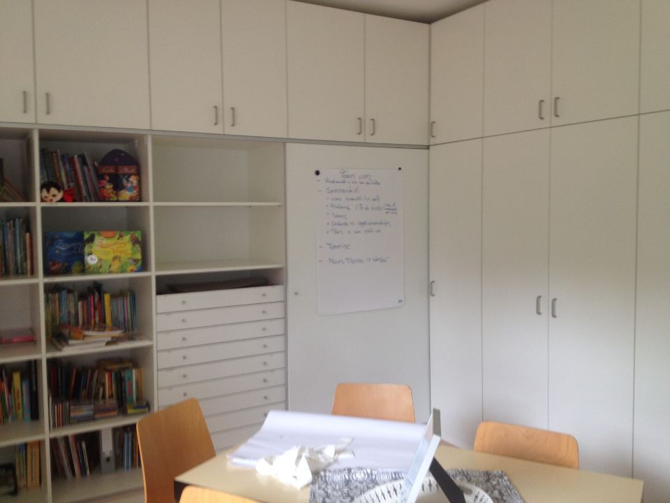 Weißer Einbauschrank in einem Büro