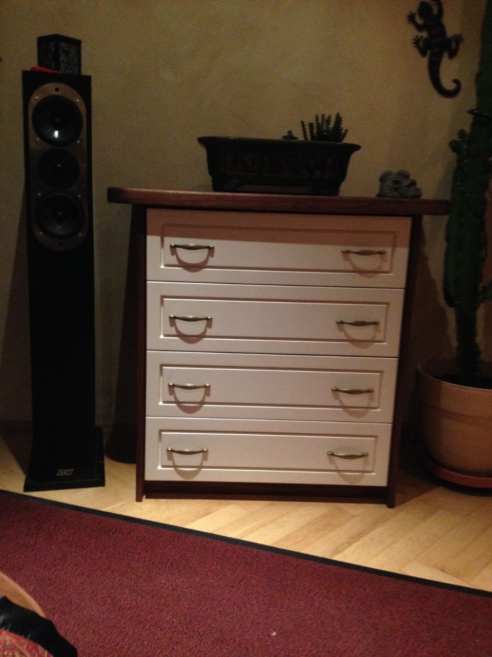 Kleine Holzkommode mit weißen Schubladen
