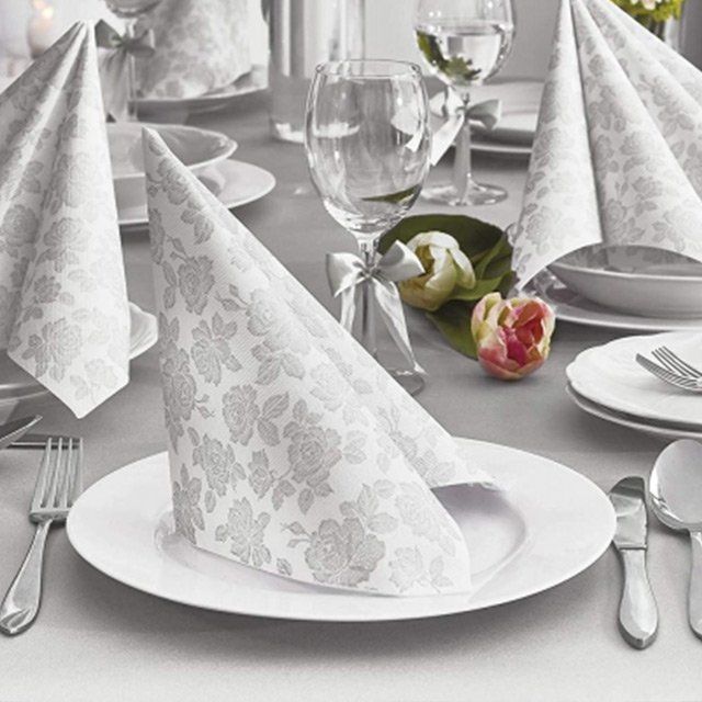 Celebration – Aufgestellte Servietten auf gedecktem Tisch