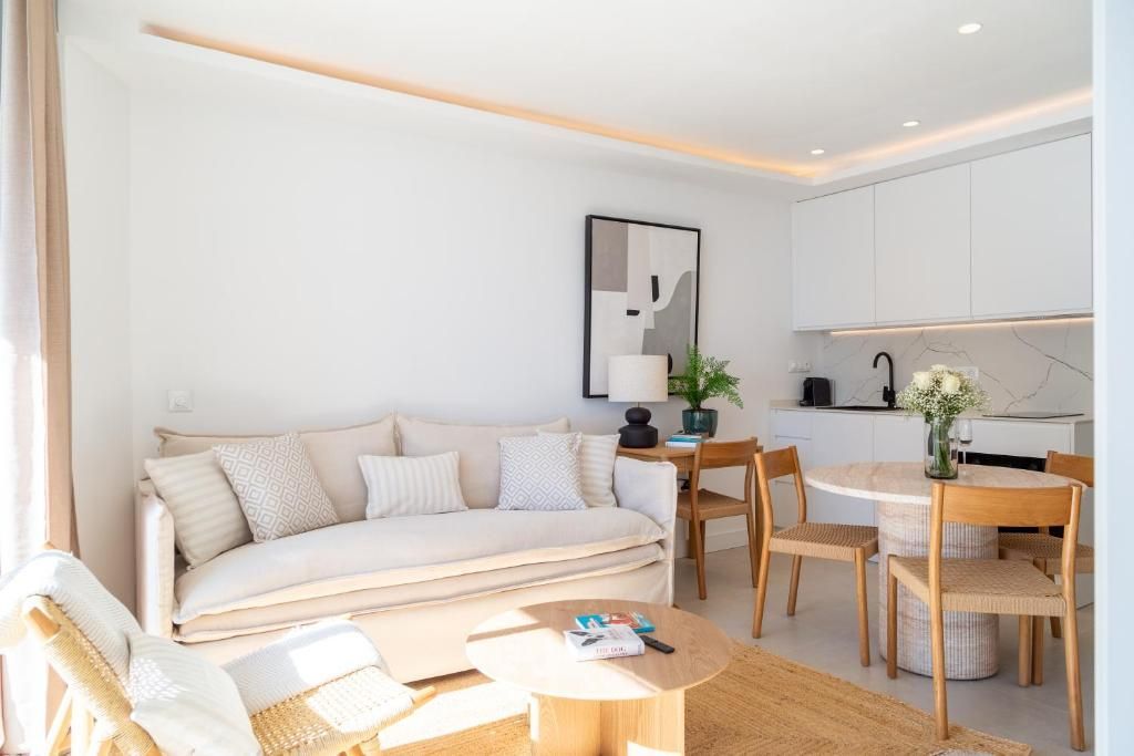 Baño moderno con tocador de madera, ducha de cristal y espejo iluminado.