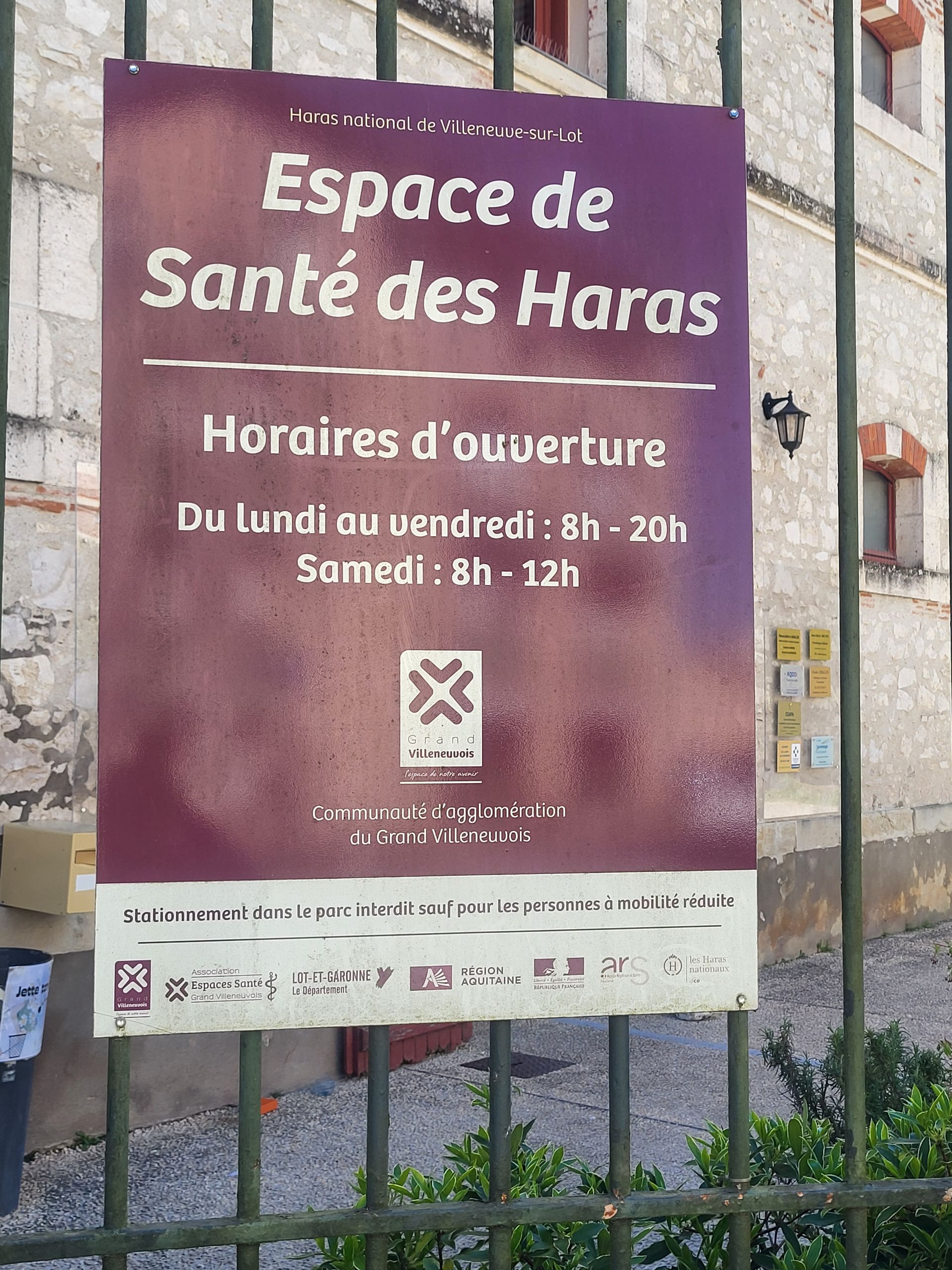 Une pancarte avec les horaires d'ouverture.