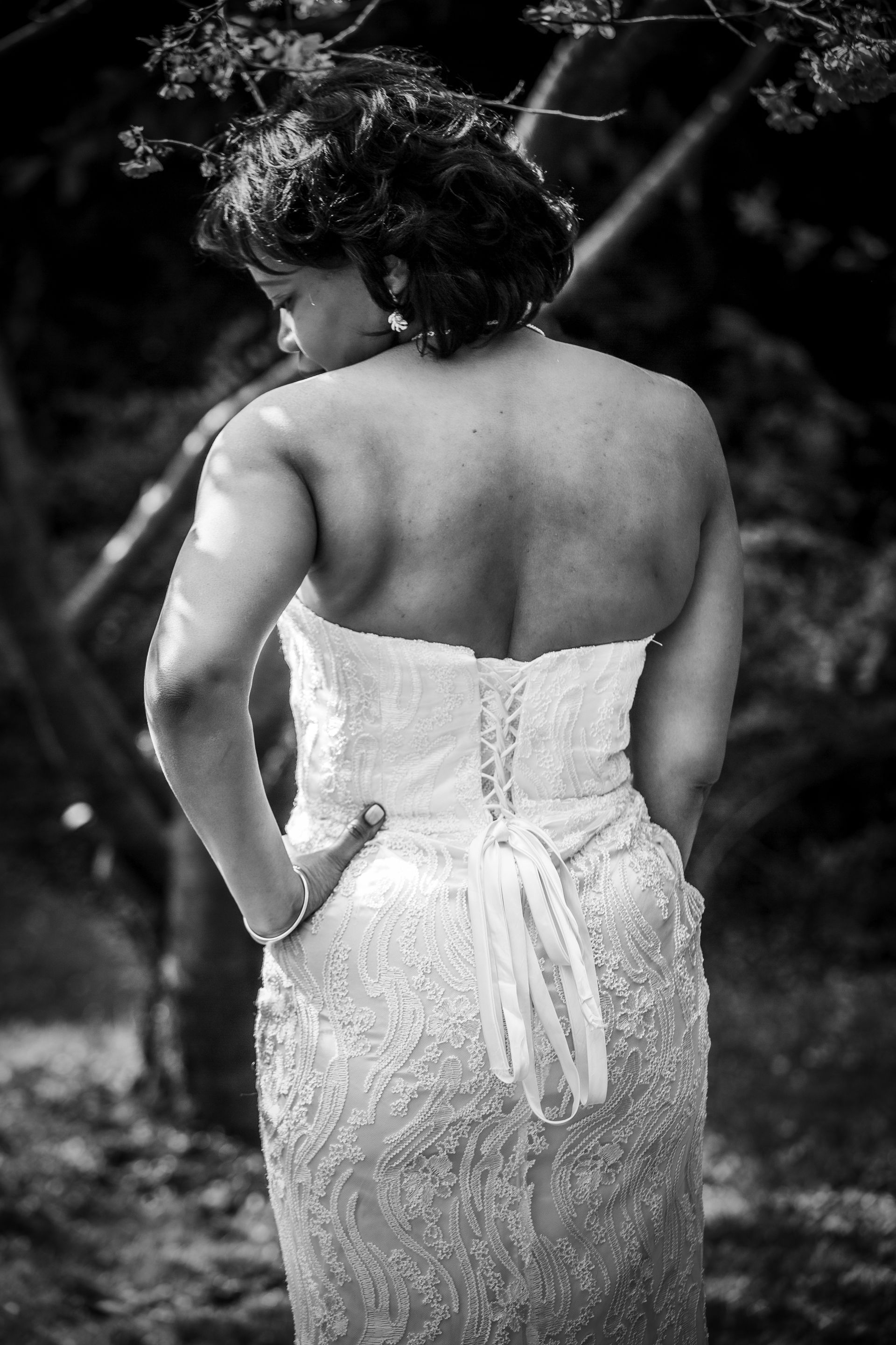 Photo d'une mariée vue de dos dans sa robe