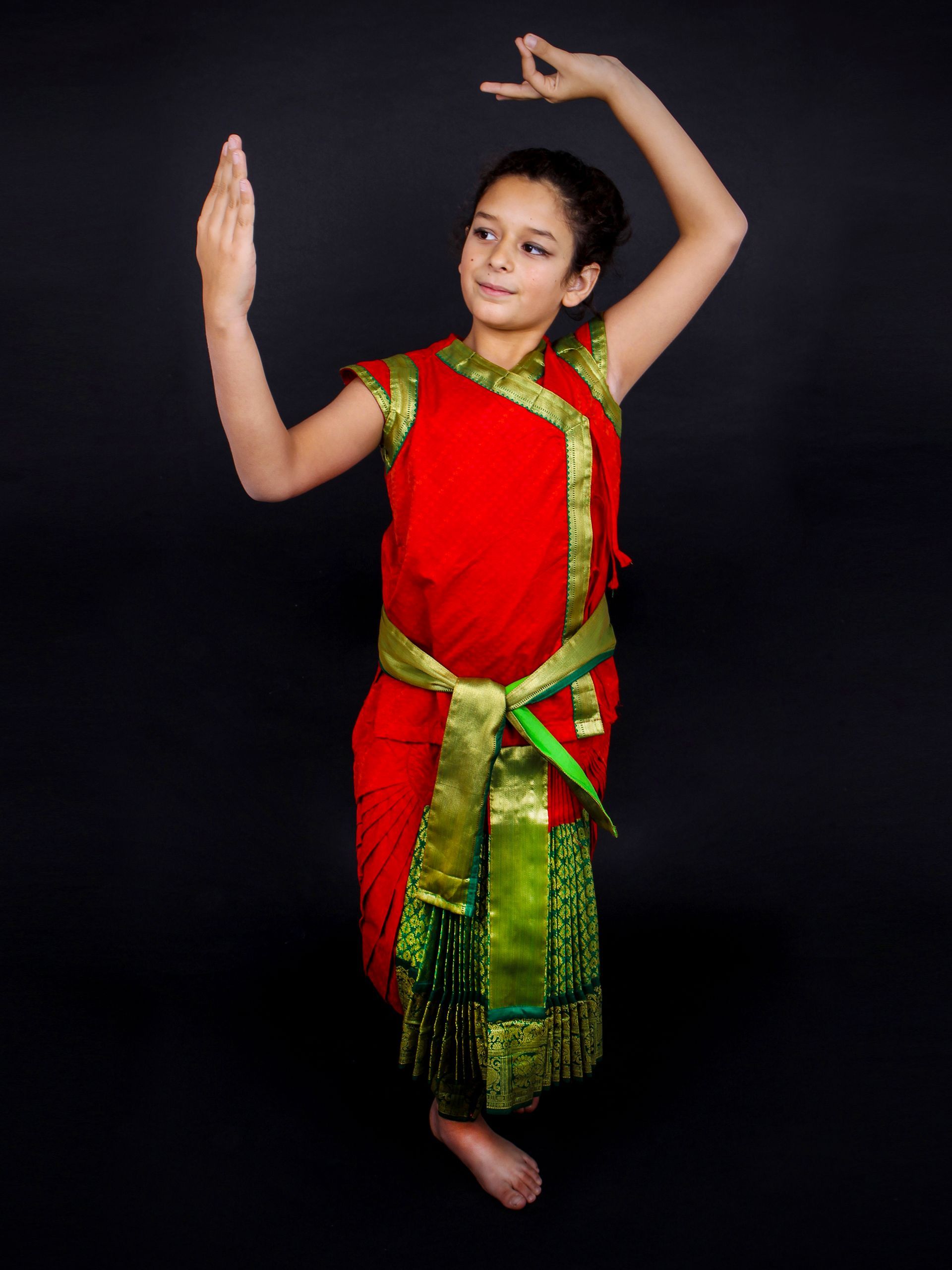 Photo d'une jeune fille dans un costume traditionnel asiatique