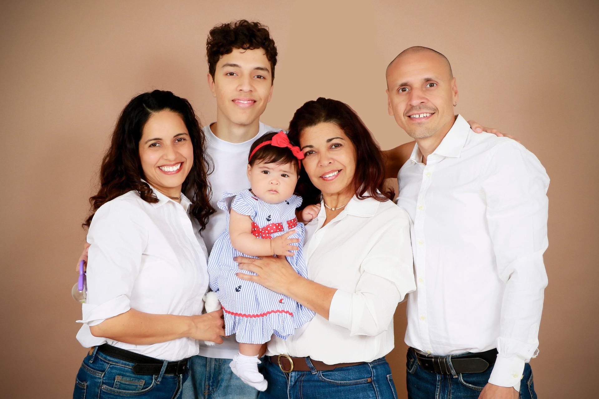 Photo d'une famille souriante