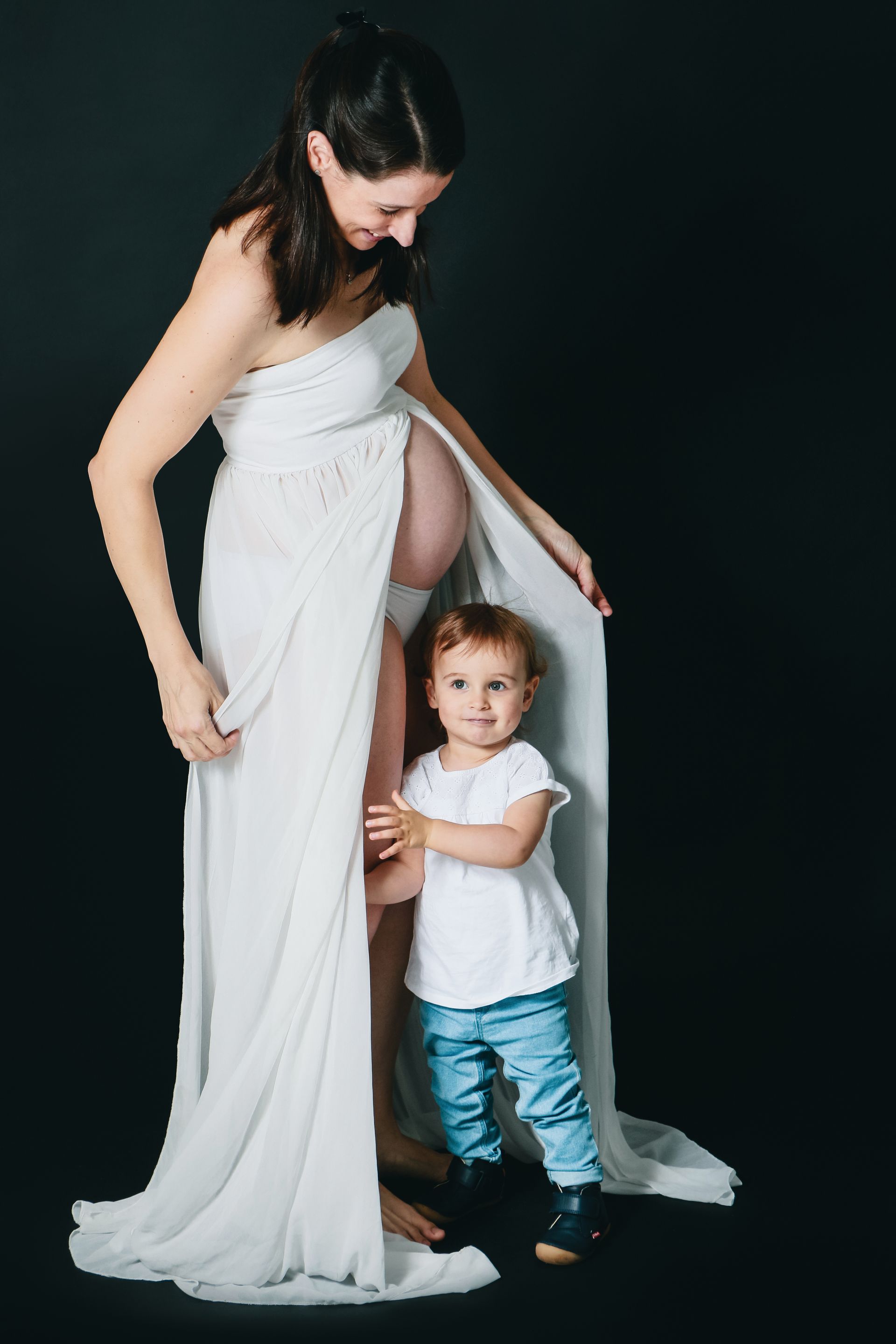 Photo d'une femme enceinte avec son premier enfant