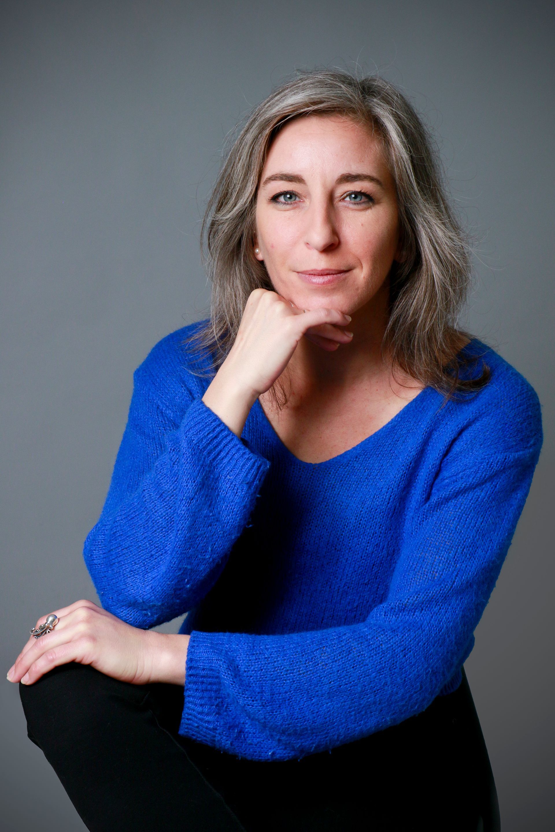 Portrait d'une femme portant un haut bleu