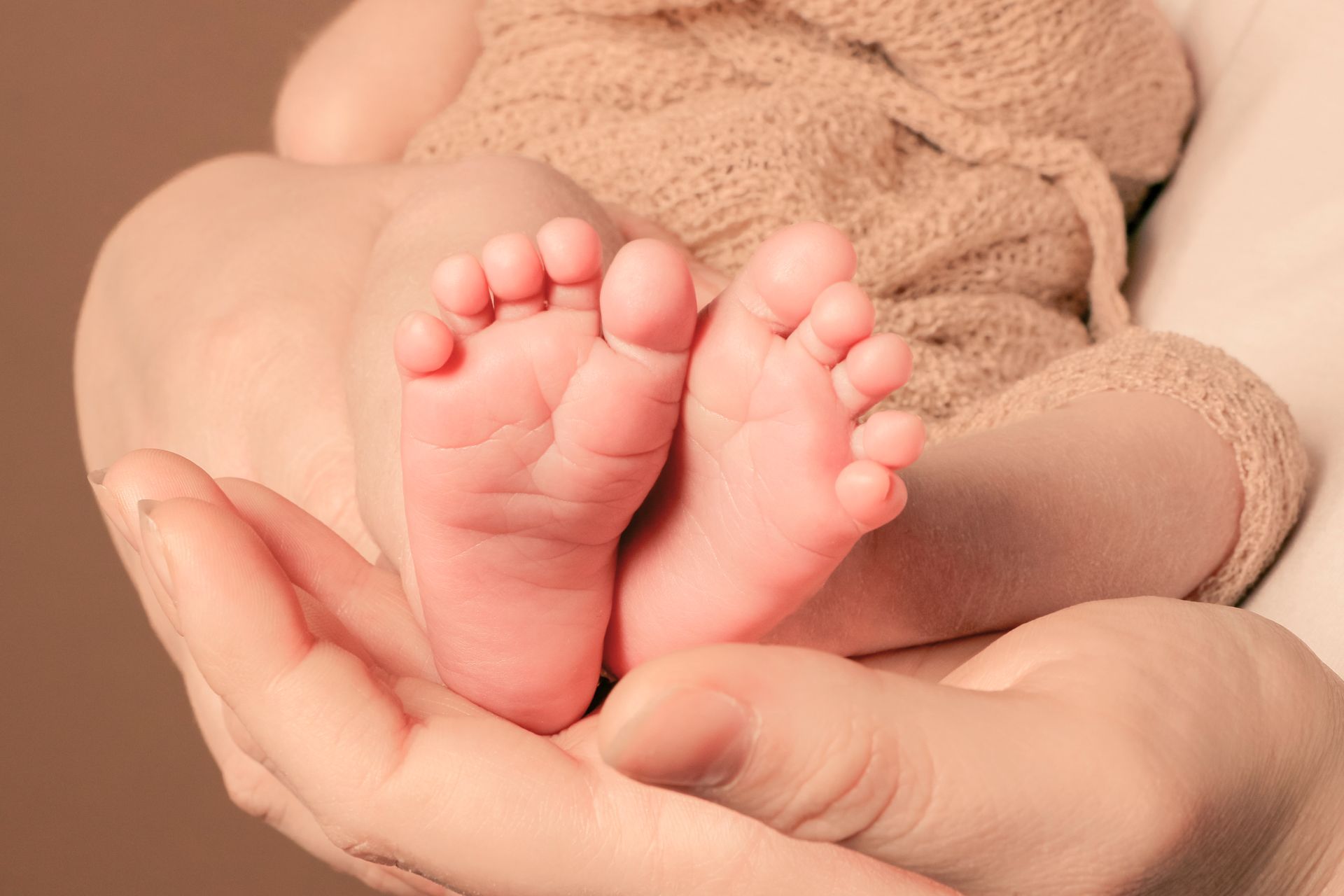 Photo en gros plan sur les pieds d'un bébé