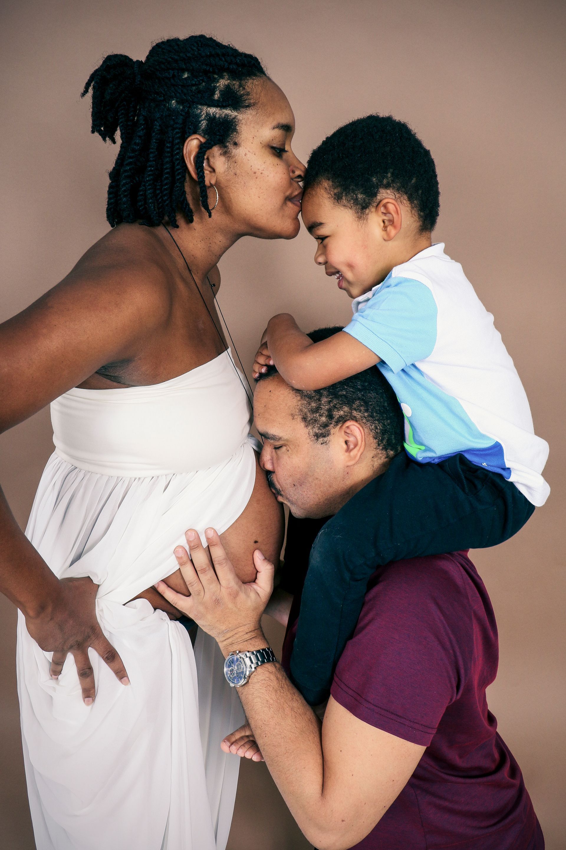 Photo d'un père et d'une femme enceinte avec leur premier fils