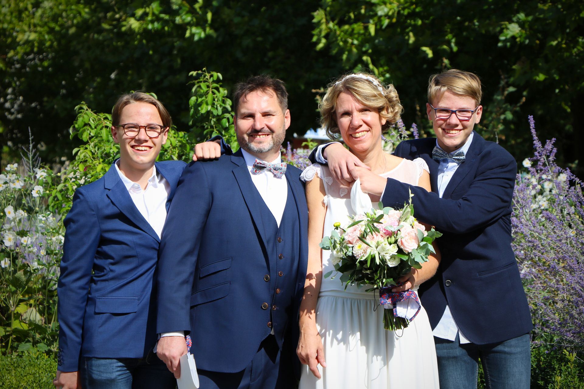 Photo d'un couple marié entouré de leurs deux enfants