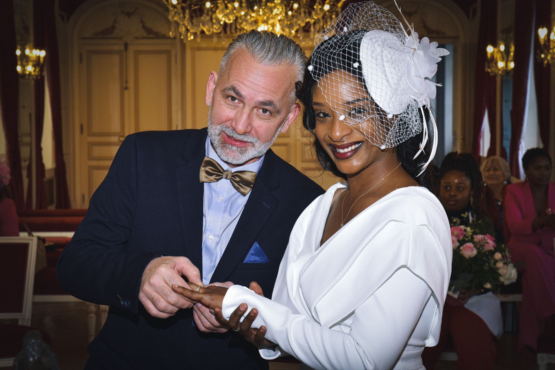 Photo d'un couple de mariés qui se passent la bague au doigt