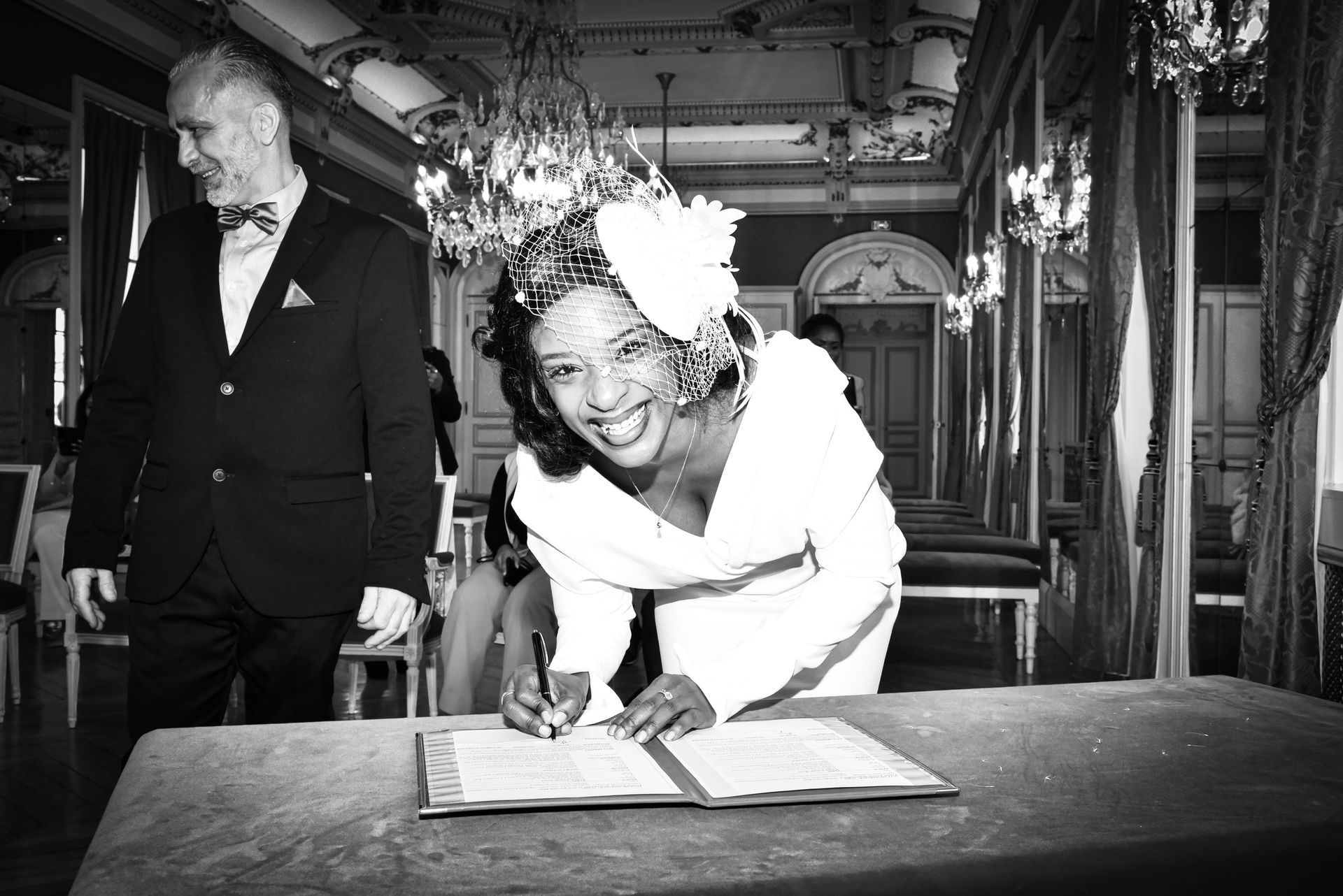 Photo d'une mariée qui signe un registre