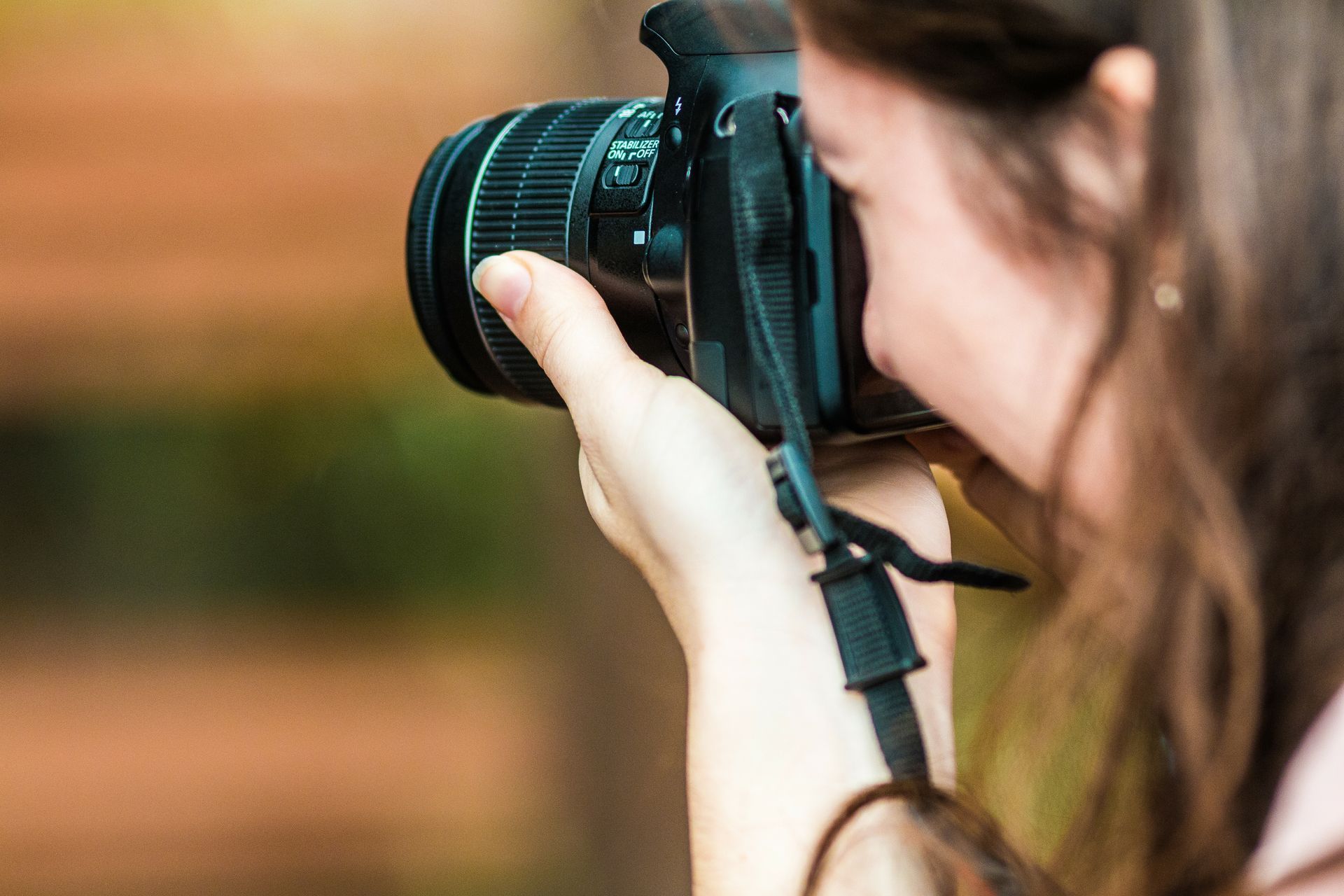 Une photographe qui prend une photo