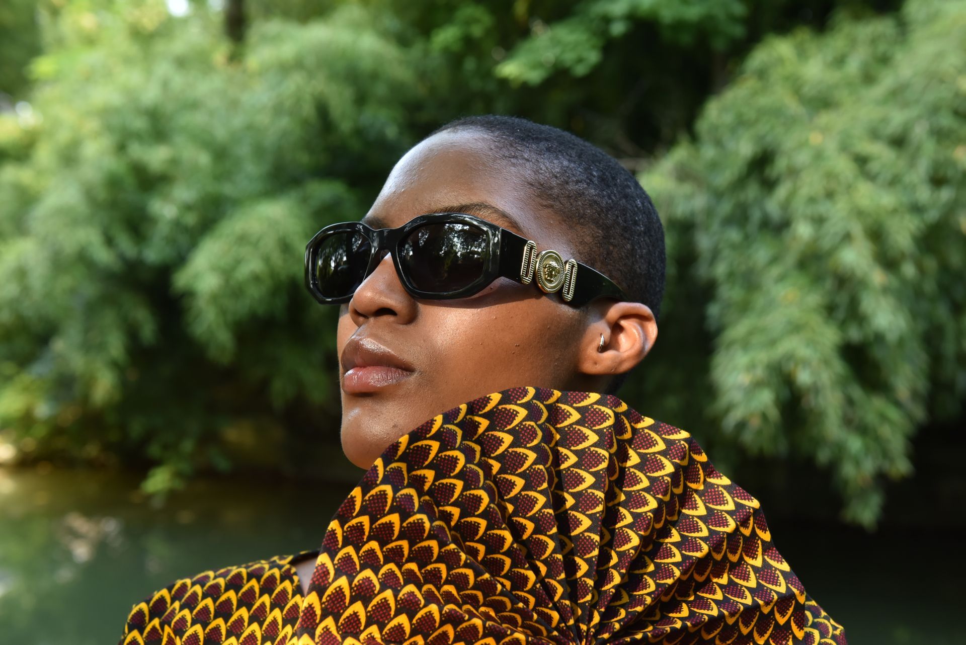 Portrait d'une femme portant des lunettes de soleil