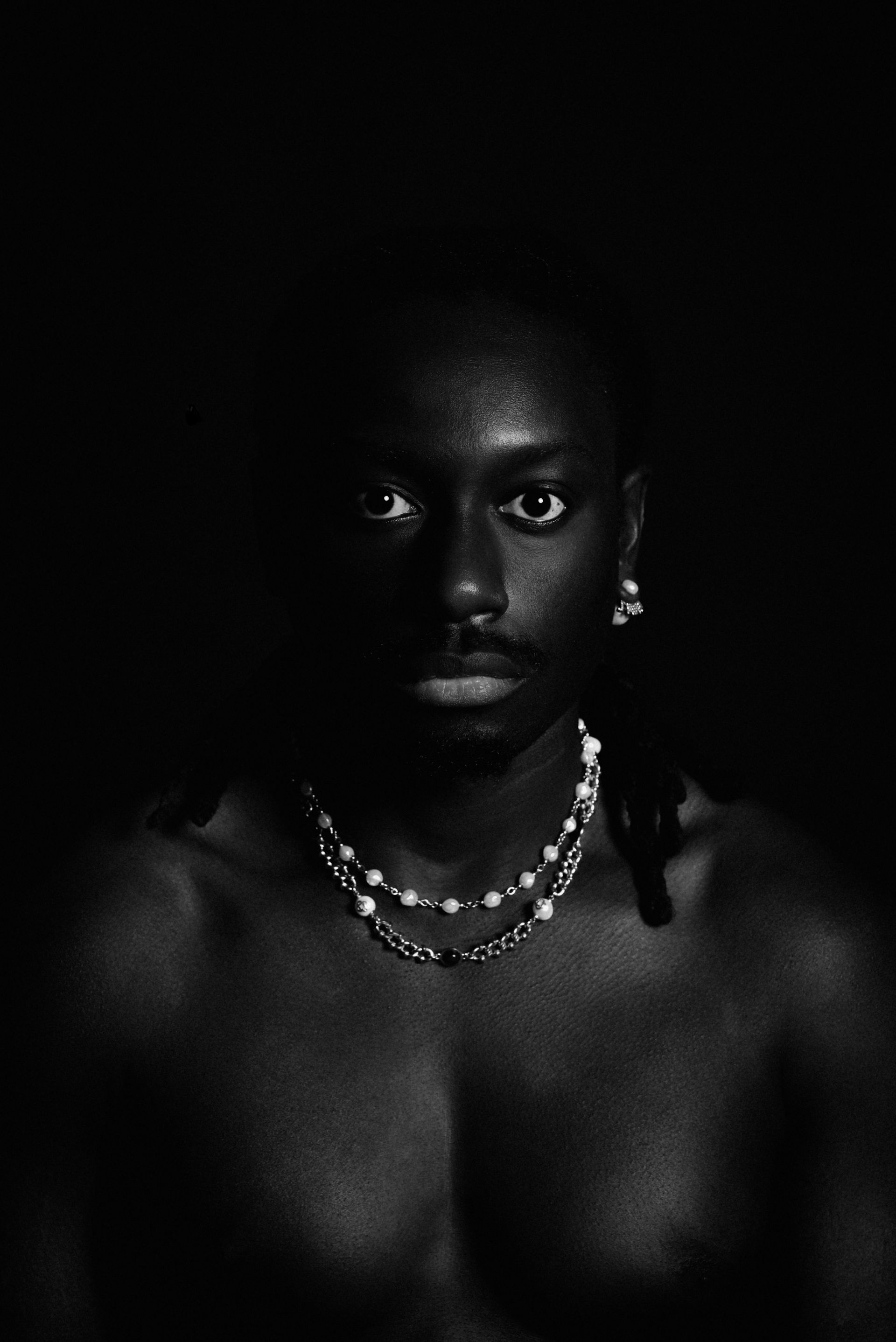 Portrait d'un homme en noir et blanc