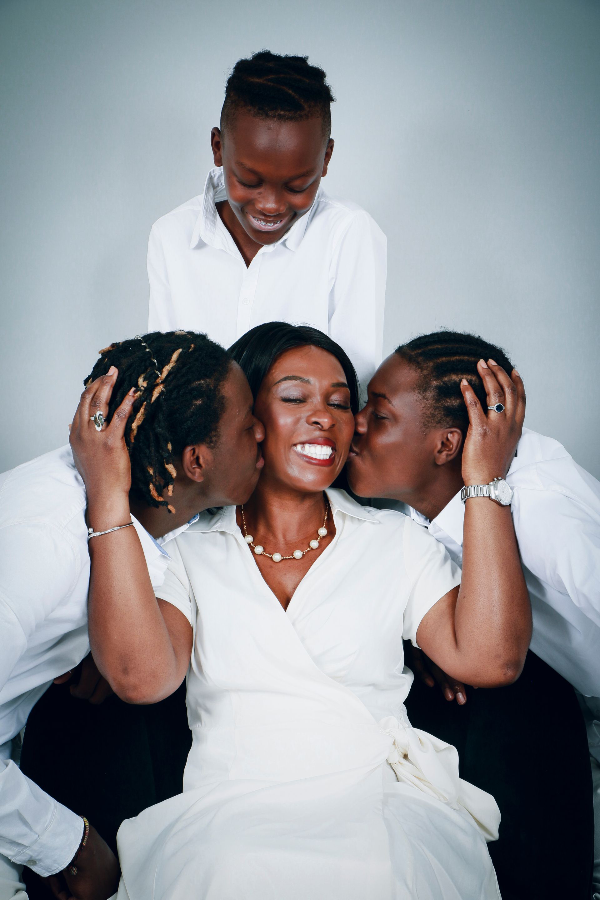 Photo d'une maman entourée de ses enfants