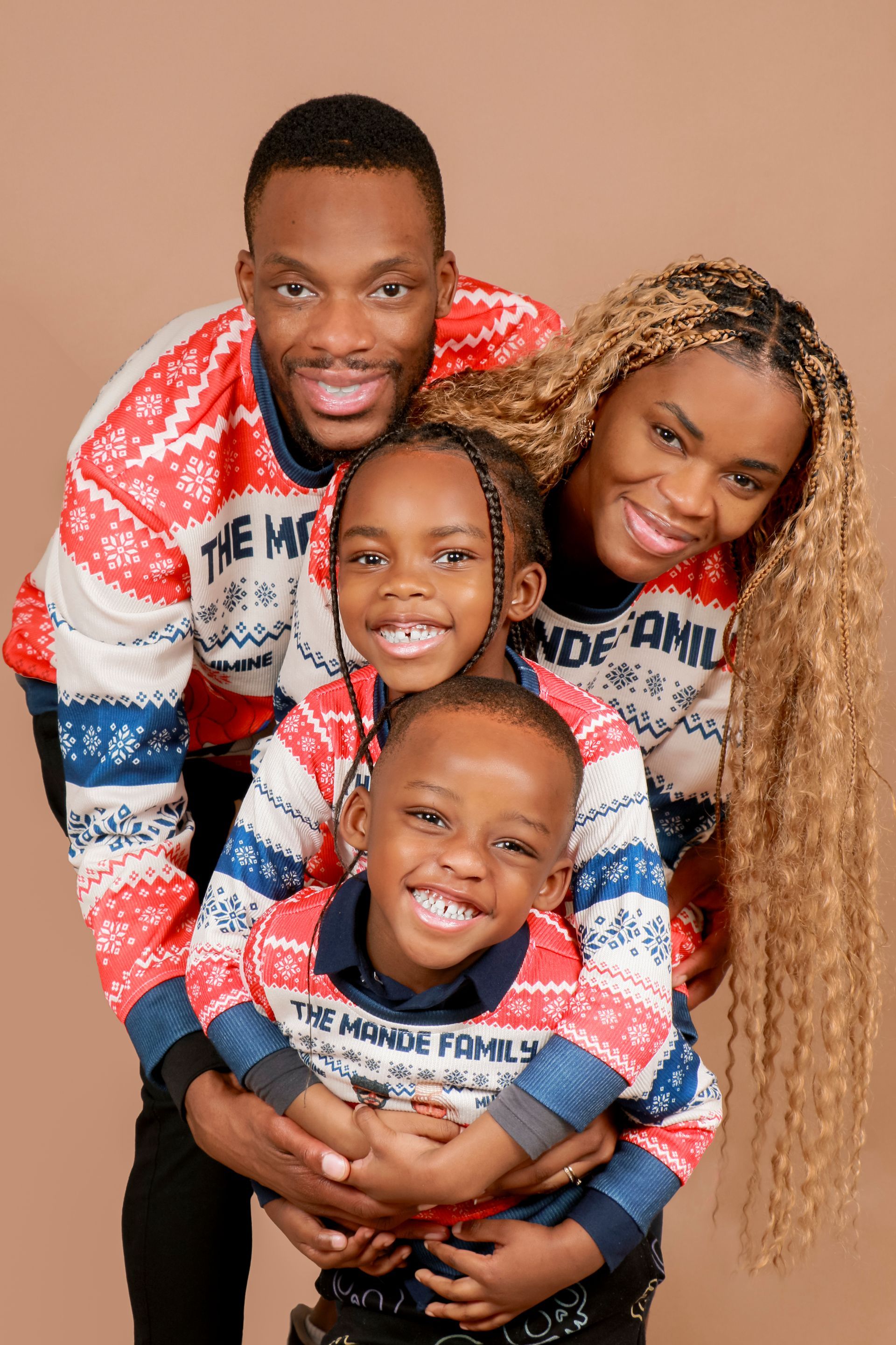 Photo d'une famille habillée avec des pulls de Noël