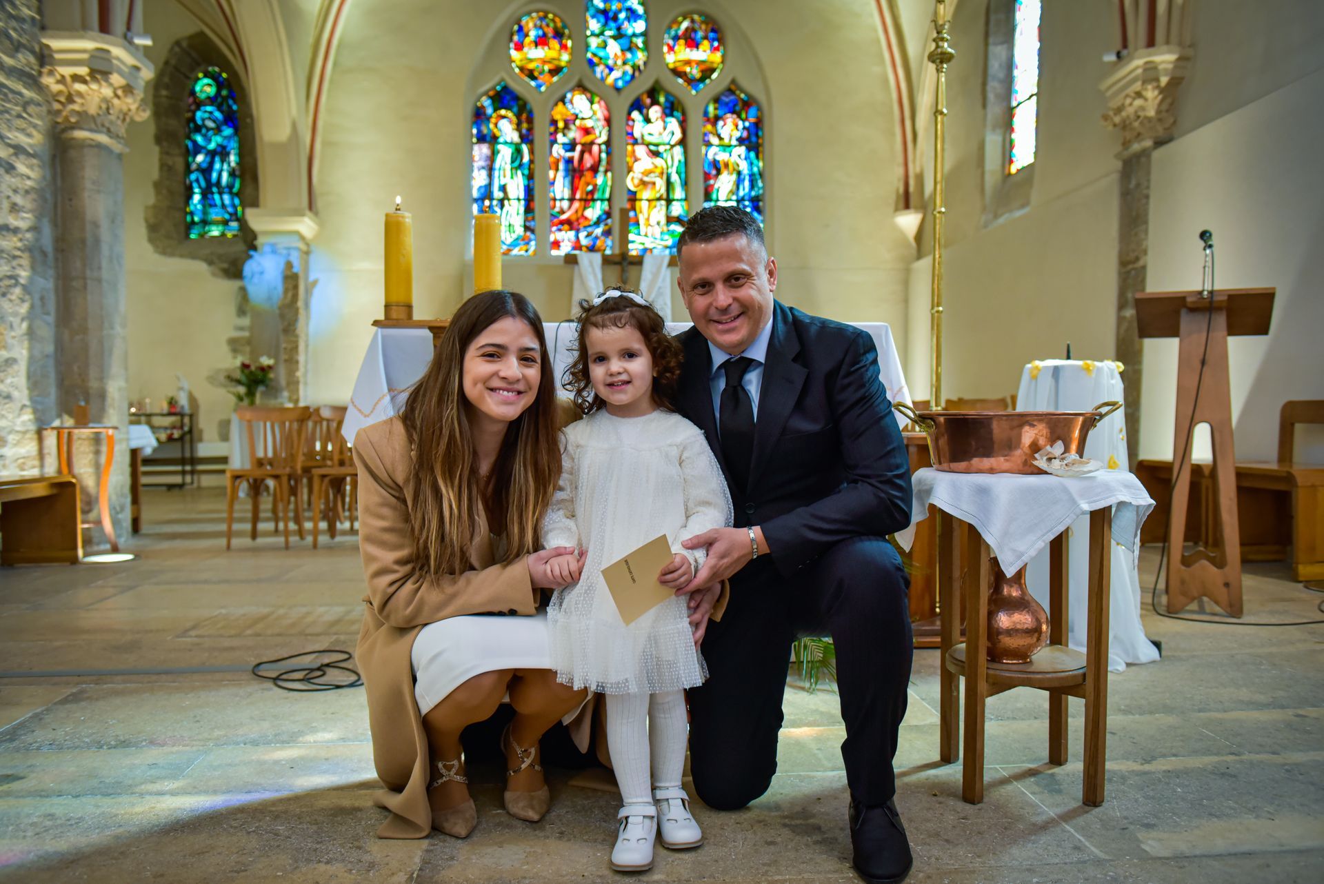 Photo d'une famille dans une église