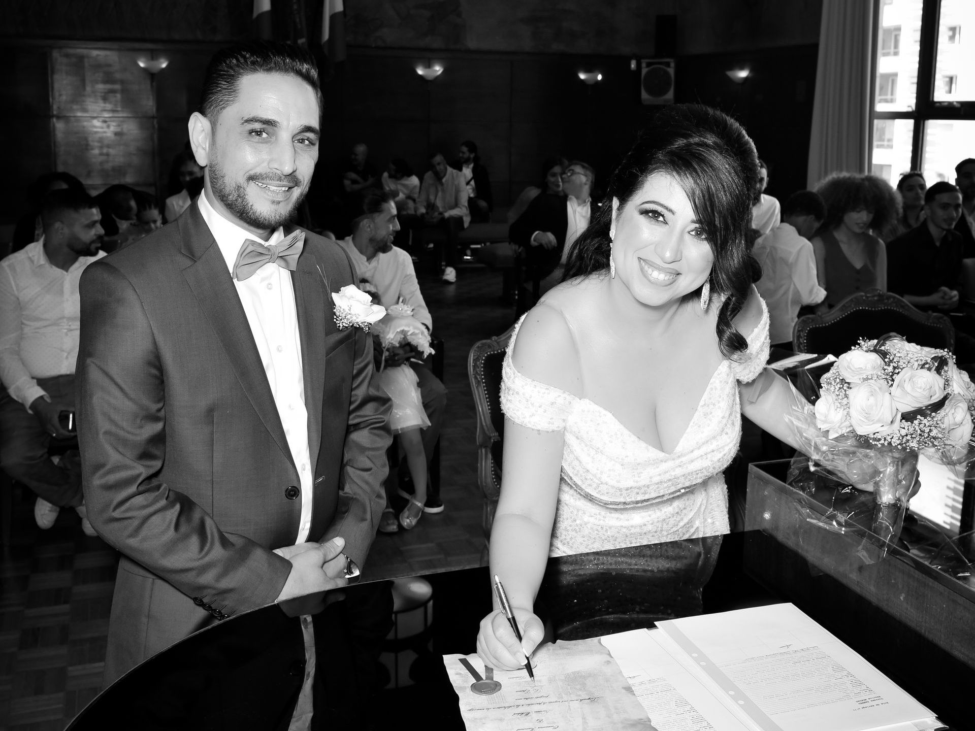 Photo d'un couple de jeunes mariés signant leur contrat de mariage