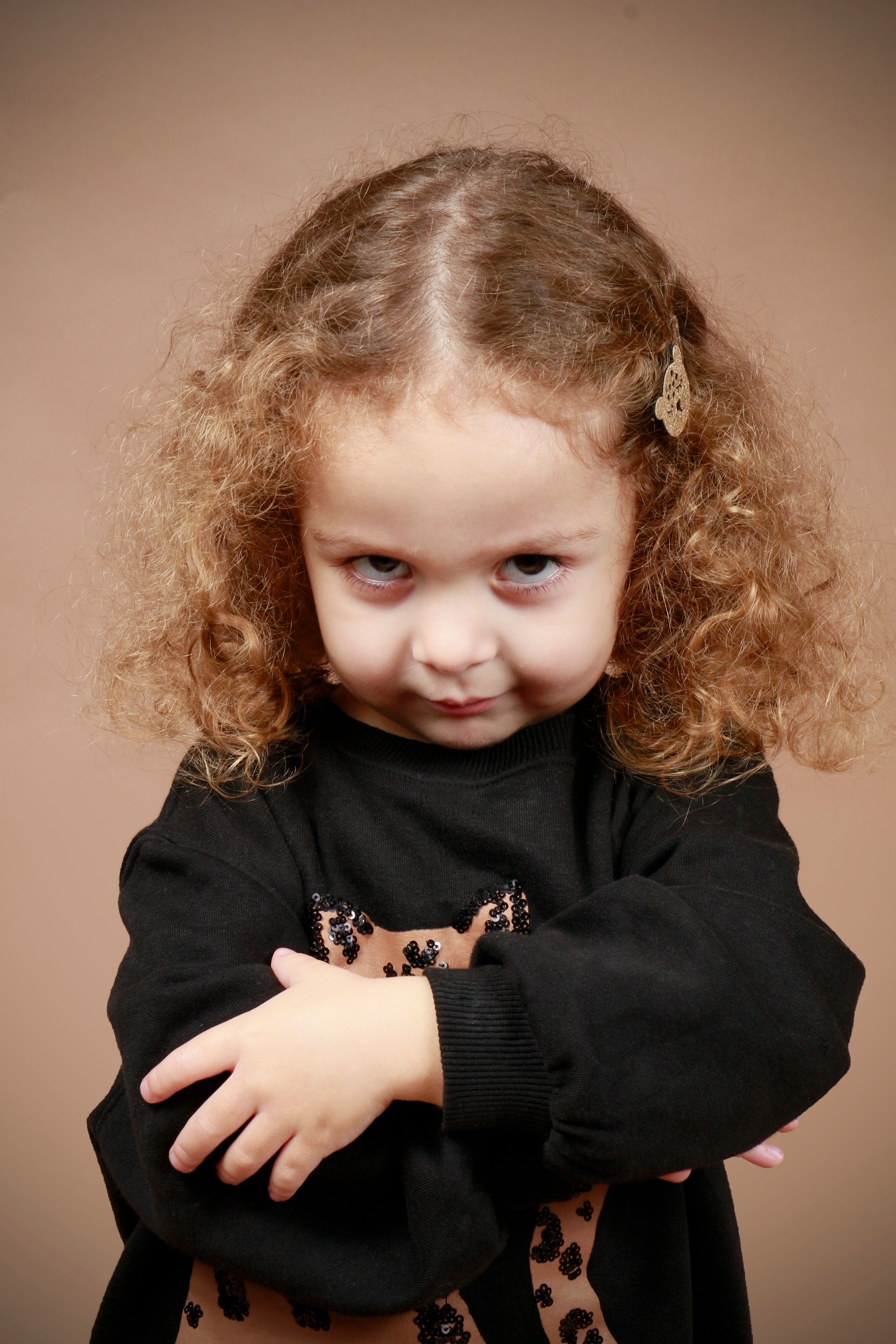 Photo d'une petite fille à l'air boudeur
